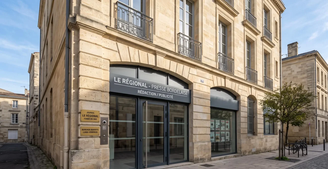 Façade d'un immeuble de presse locale à Bordeaux avec architecture en pierre calcaire typique de la Gironde